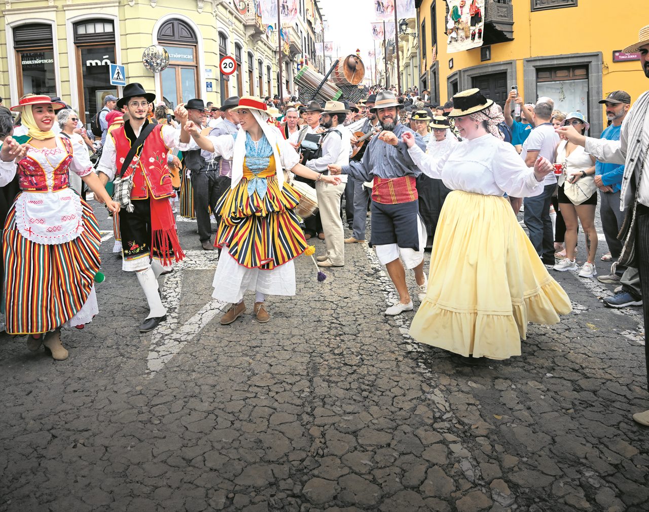 Grupos y parrandas de toda la Isla acudieron ayer a La Orotava para disfrutar de la “fiesta más bonita que hay en Canarias”, como bien canta la copla popular. Agencia Noticia
