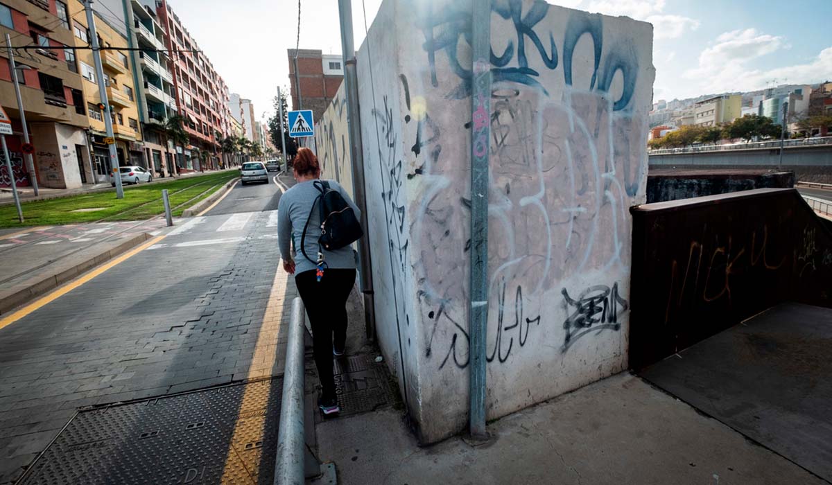 Un muro en el puente Zurita lleva 17 años en espera de una solución