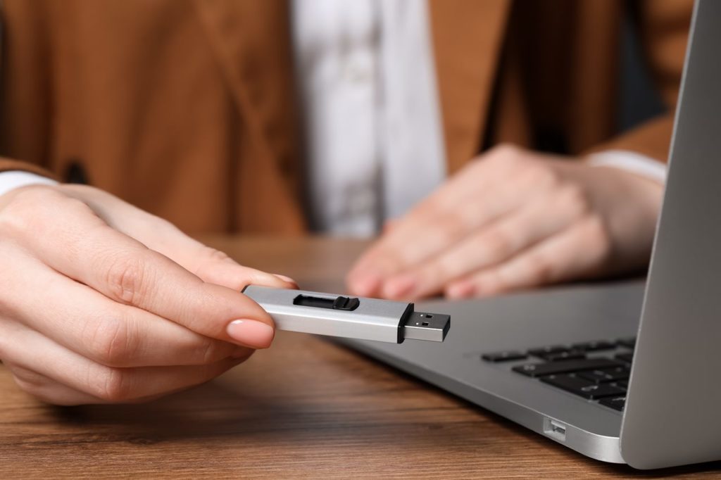 Un USB perdido conduce a cuatro pedófilos, dos de ellos en Canarias