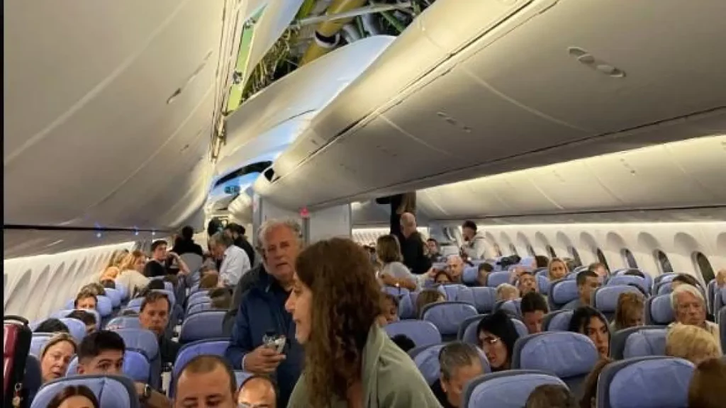 Pánico a bordo: aterriza de emergencia un vuelo Madrid-Montevideo con al menos siete heridos