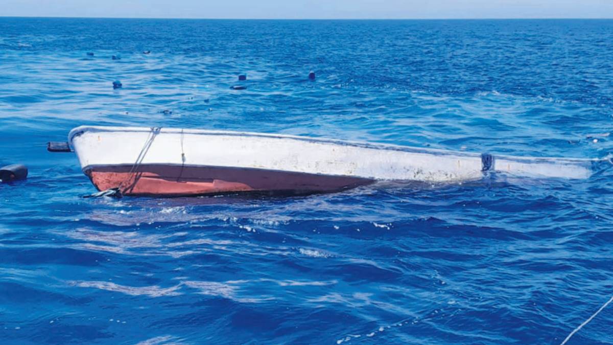 El naufragio de otro cayuco rumbo a Canarias deja al menos 25 muertos,12 desaparecidos y 100 supervivientes
