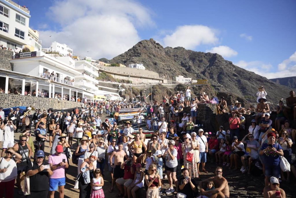 Más de 3.000 personas acompañan a la Virgen del Carmen en su embarcación de Punta del Hidalgo