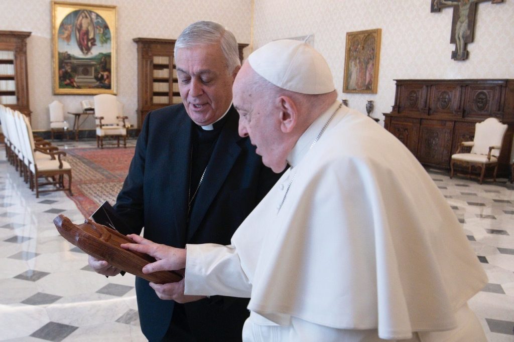 El Papa Francisco bendice a esta virgen de Tenerife