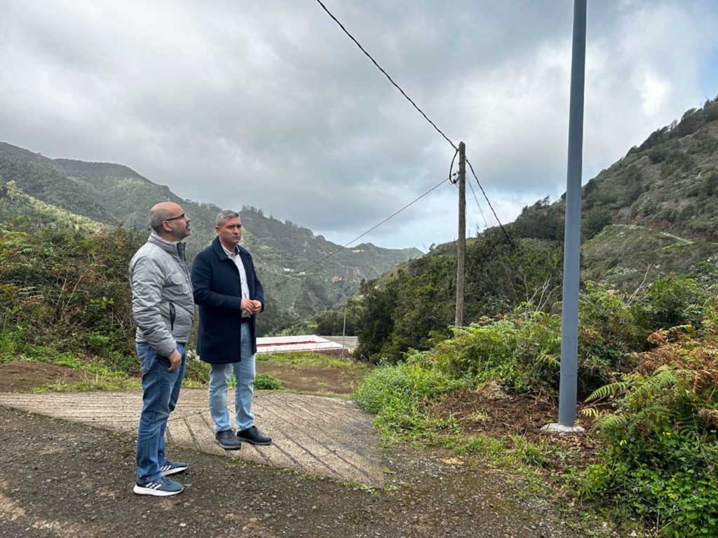 El edil Fran Hernández supervisó la instalación en calles y barrios. DA