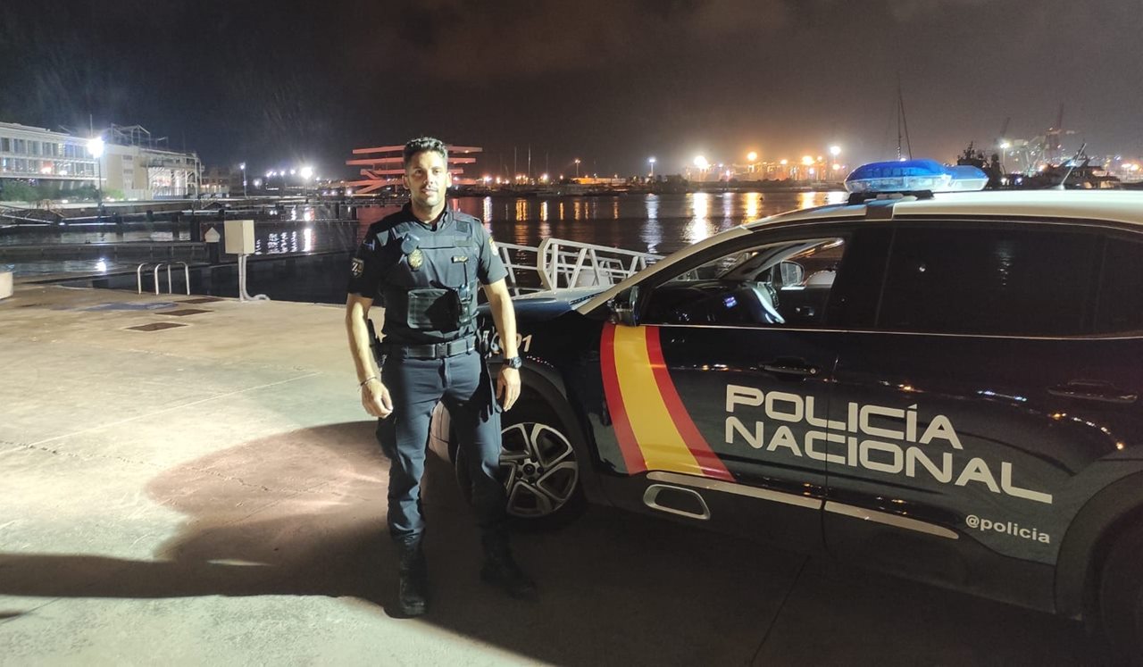Un policía nacional fuera de servicio salva la vida de una joven en Tenerife