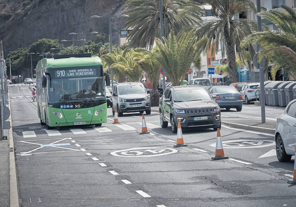 Indignación en los comerciantes de San Andrés por el carril-guagua a las Teresitas