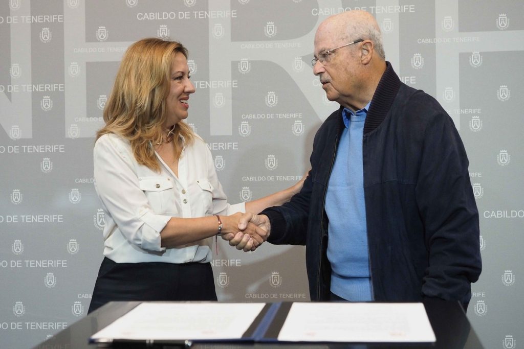 Dávila y Segura, durante el convenio firmado ayer en el Cabildo. Sergio Méndez