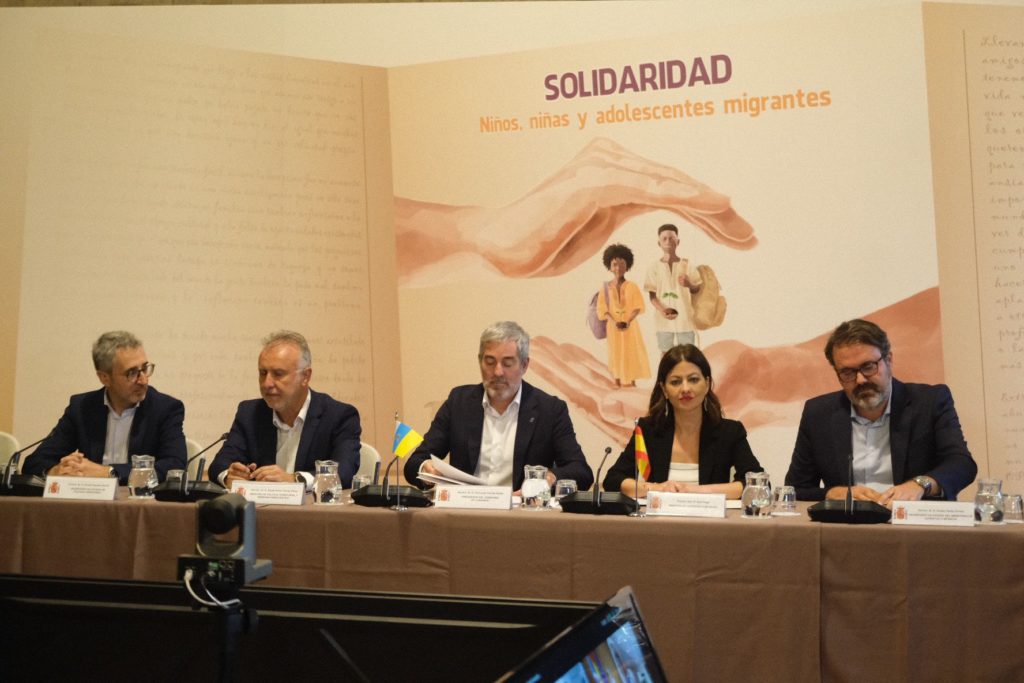 La Conferencia Sectorial de Infancia y Adolescencia se celebró ayer en Santa Cruz, presidida por los ministros Rego y Torres y el jefe del ejecutivo canario, Clavijo. Fran Pallero
