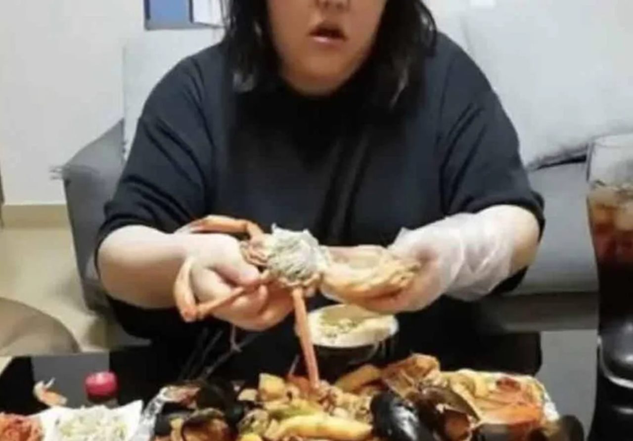 Muere una influencer en pleno directo tras hacer el reto del 'mukbang'