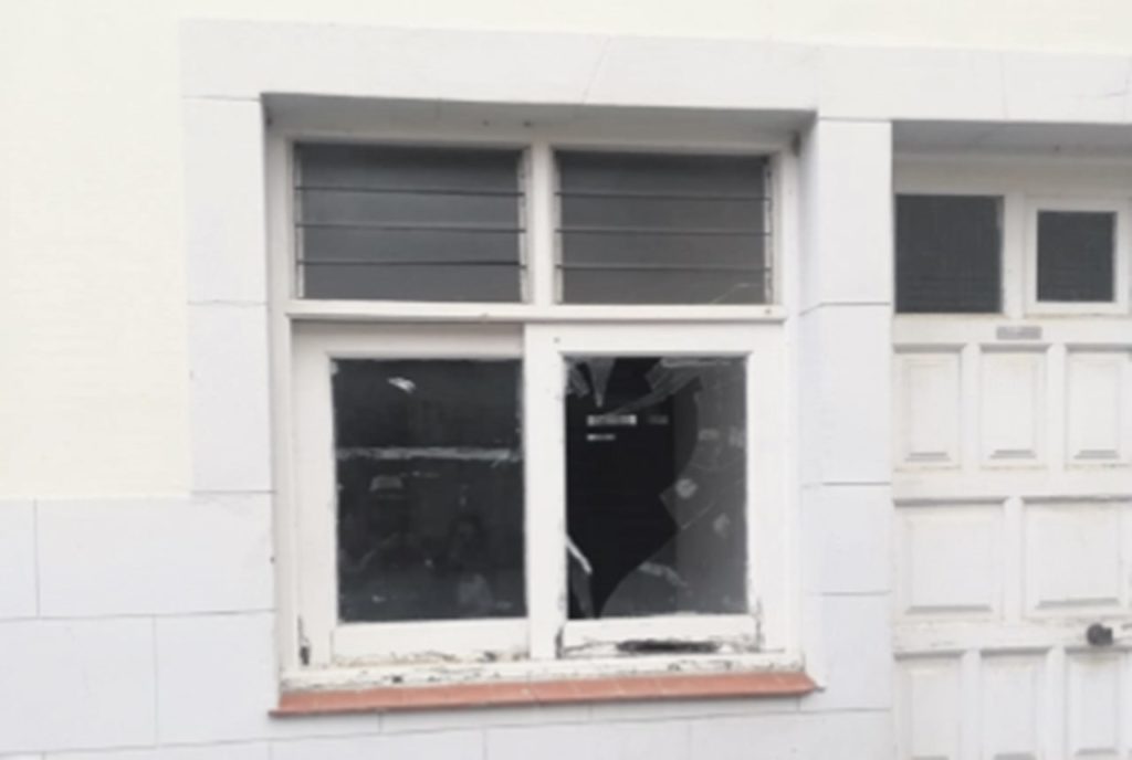 Estado en que quedó la ventana atacada por los encapuchados con piedras tras los altercados del domingo. DA
