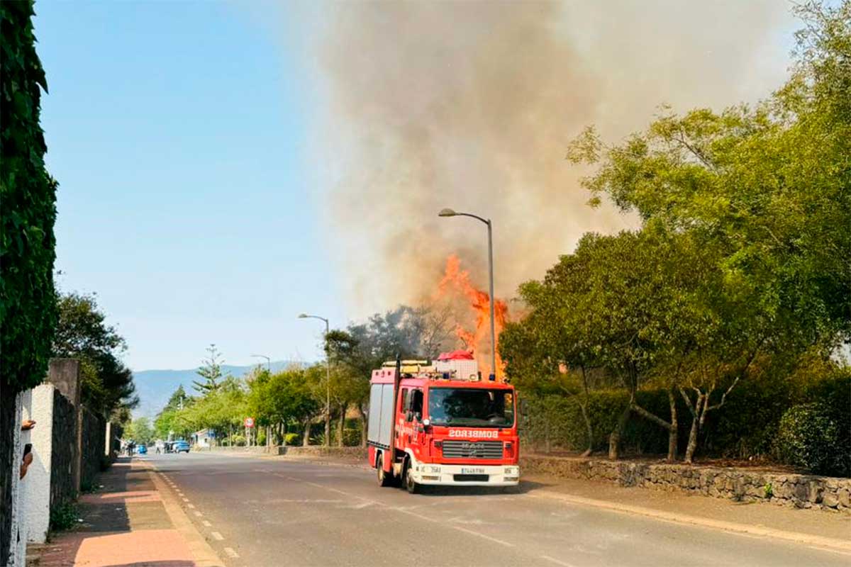 Una quema de rastrojos provoca un incendio en un solar urbano de La Esparanza