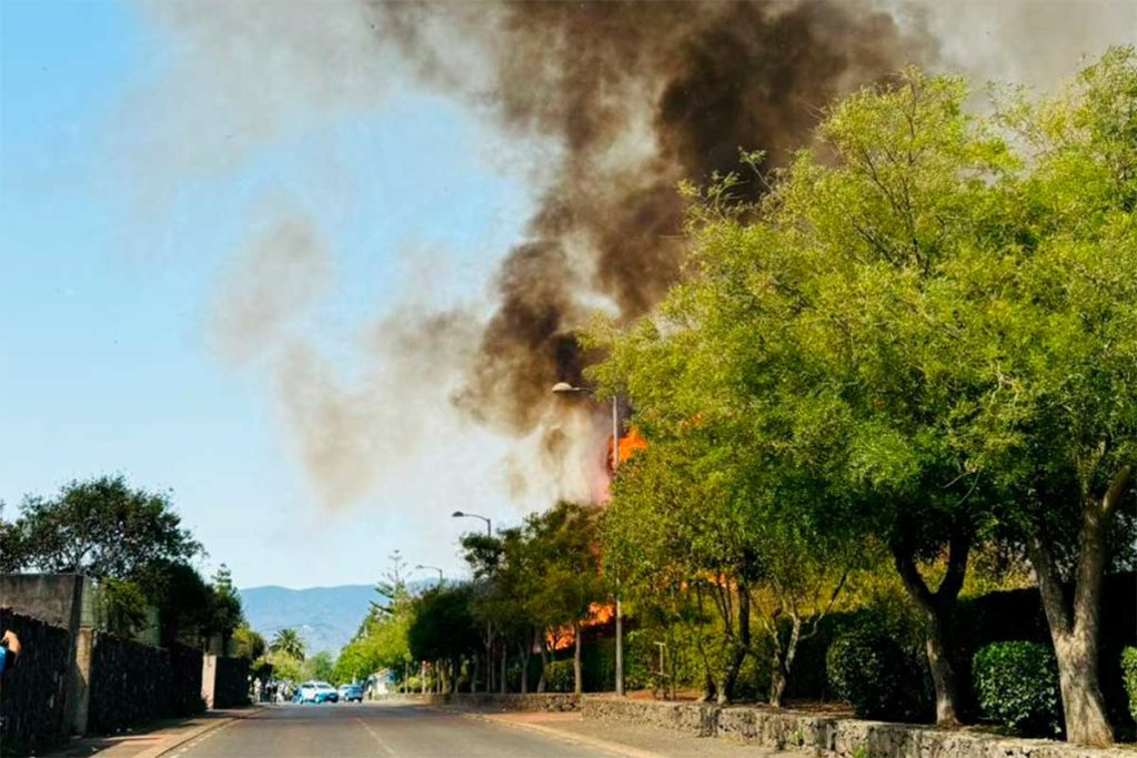 Una quema de rastrojos provoca un incendio en un solar urbano de La Esparanza