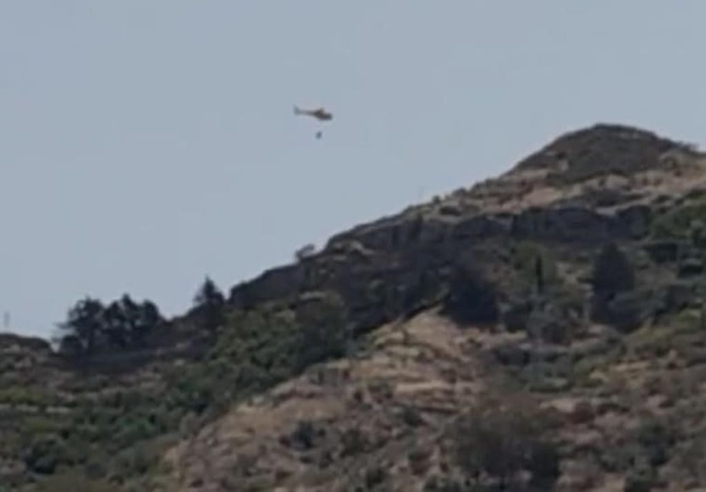 Imagen de uno de los helicópteros descargando agua en la zona. C7