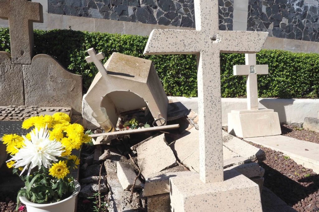 Tumbas rotas en el cementerio de Santa Lastenia. Sergio Méndez