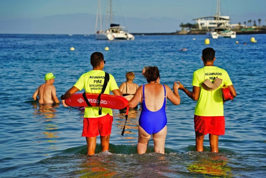 Uno de los servicios de acompañamiento en la playa de Las Vistas. DA