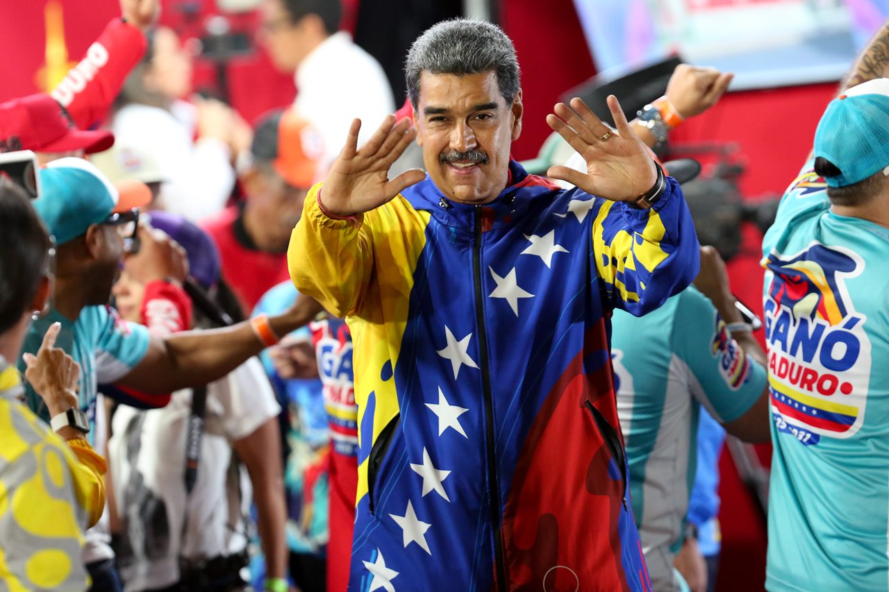 Maduro se aferra al poder en Venezuela como Putin en Rusia