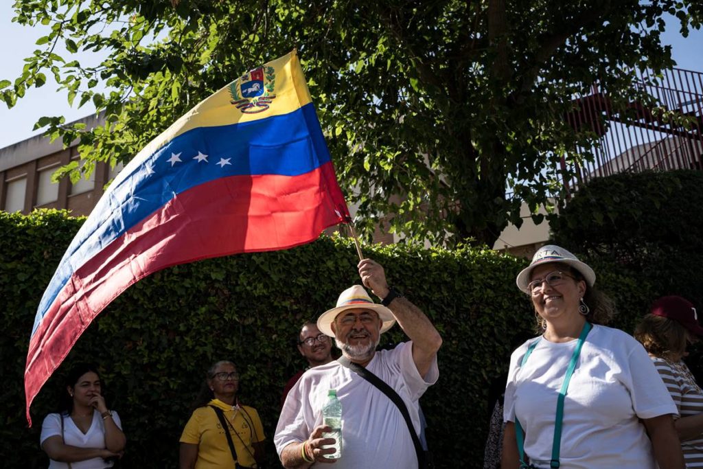 Miles de venezolanos votan en España en una jornada sin incidentes