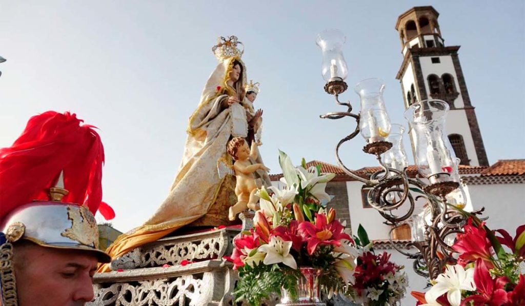 Un mar de fe recorre Santa Cruz con la Virgen del Carmen