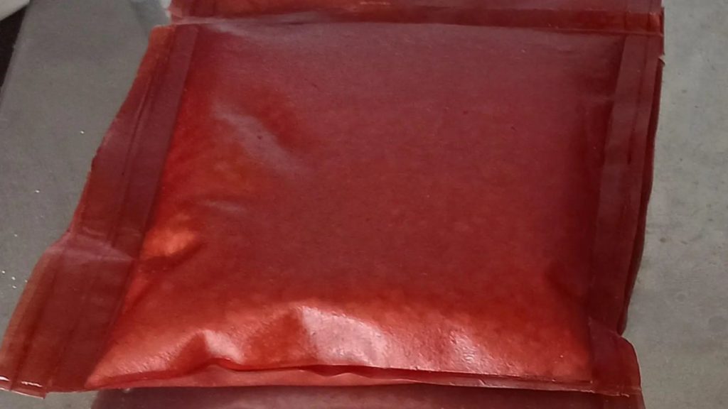 Un invento para envolver alimentos no tiene desperdicio: el plástico se come  