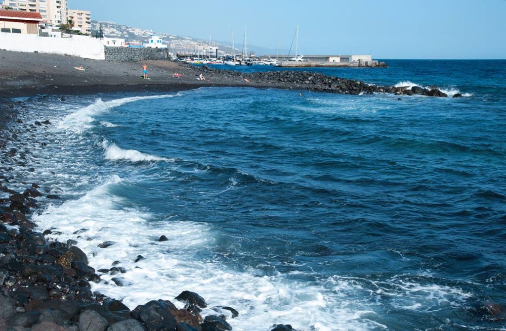 Tres pescadores tienen que ser rescatados en una playa de Tenerife