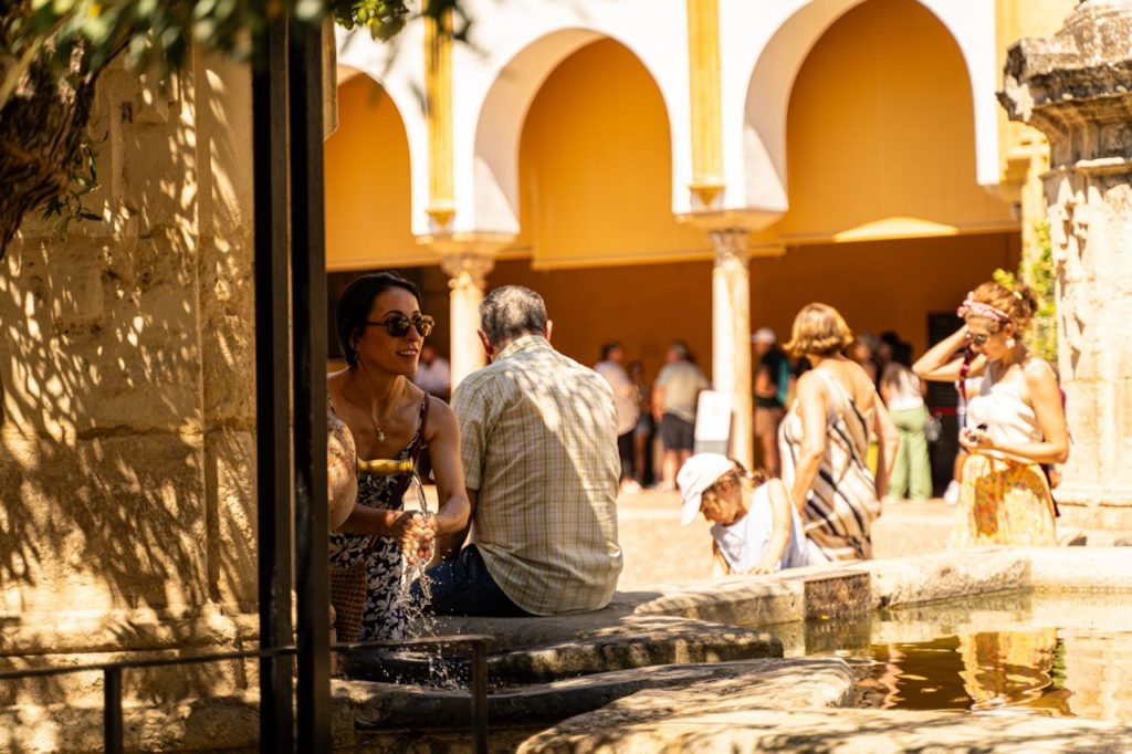 Turistas se refrescan con agua para hacer frente a las altas temperaturas. EP