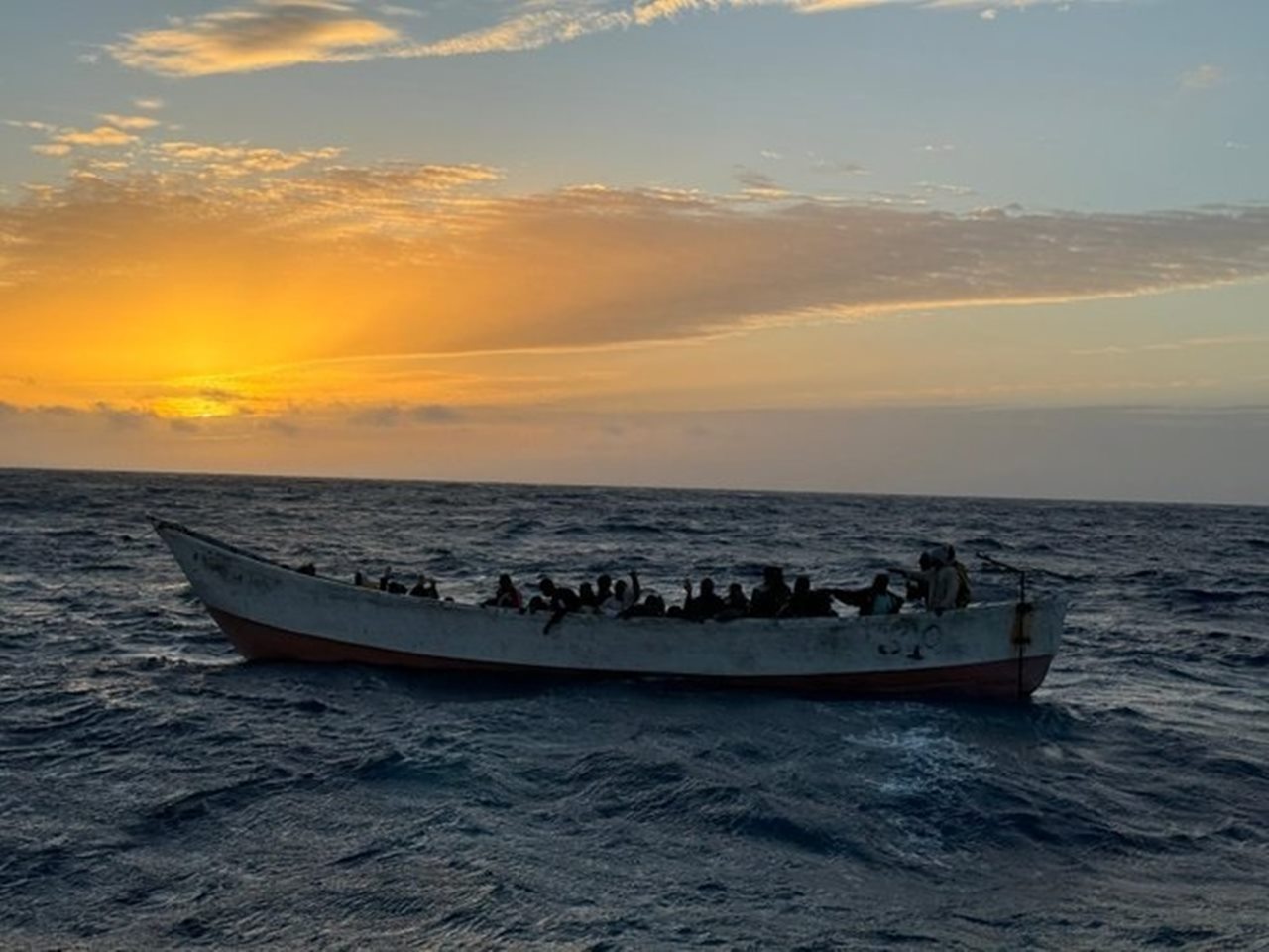 Llegan dos nuevos cayucos con 121 personas a El Hierro