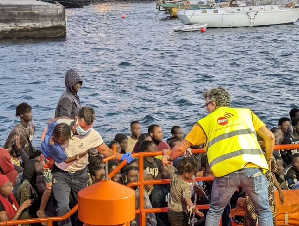 Encuentran un segundo cadáver a bordo del cayuco de El Hierro