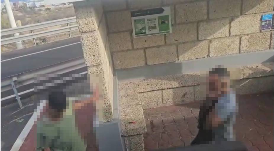 Incidente en una guagua en Tenerife: dos pasajeros acaban expulsados por el resto