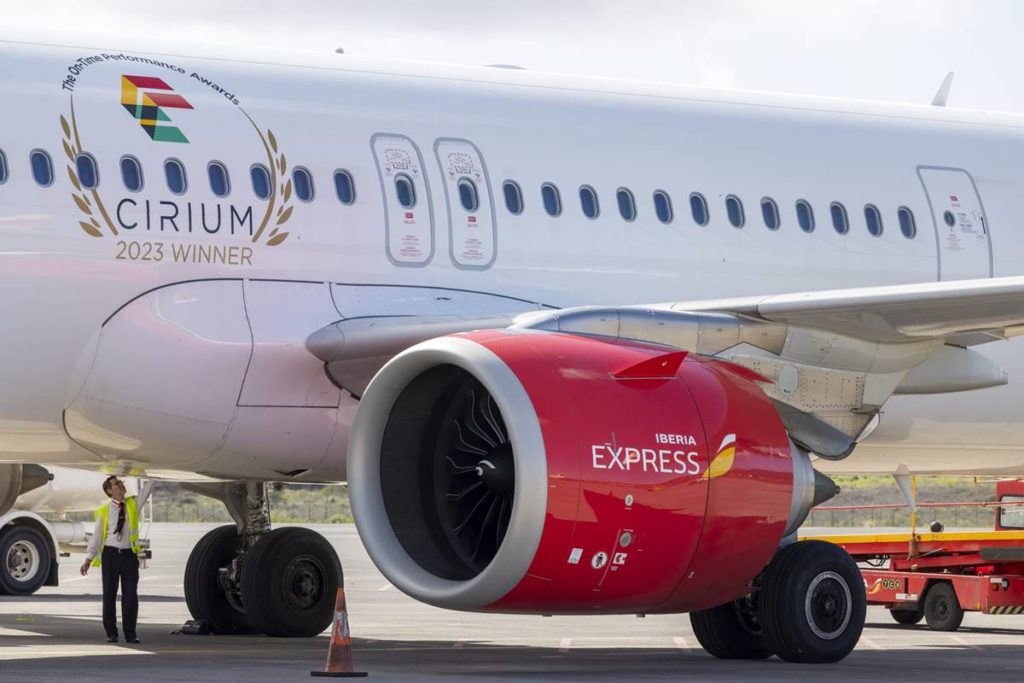 Iberia Express lanza billetes desde 15 euros para volar a Canarias
