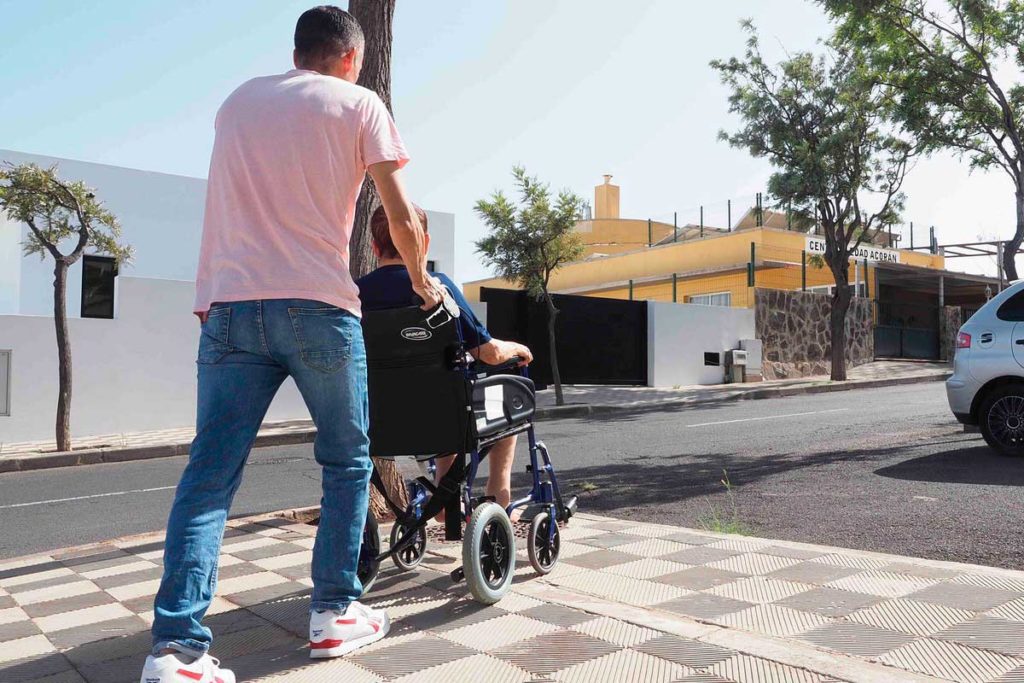 Denuncia que solo puede visitar a su madre dos días en una residencia
