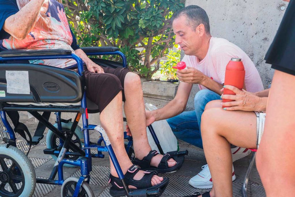 Denuncia que solo puede visitar a su madre dos días en una residencia