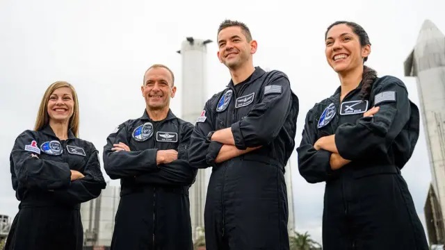 Desde la izquierda, Anna Menon, Scott Poteet, Jared Isaacman y Sarah Gillis. SpaceX
