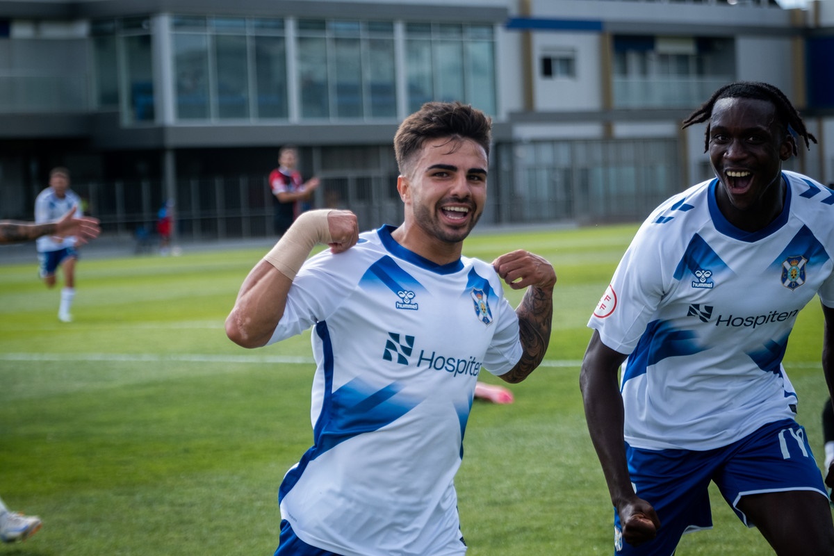 El Tenerife B se luce en su estreno en la categoría ante el Melilla (3-1)