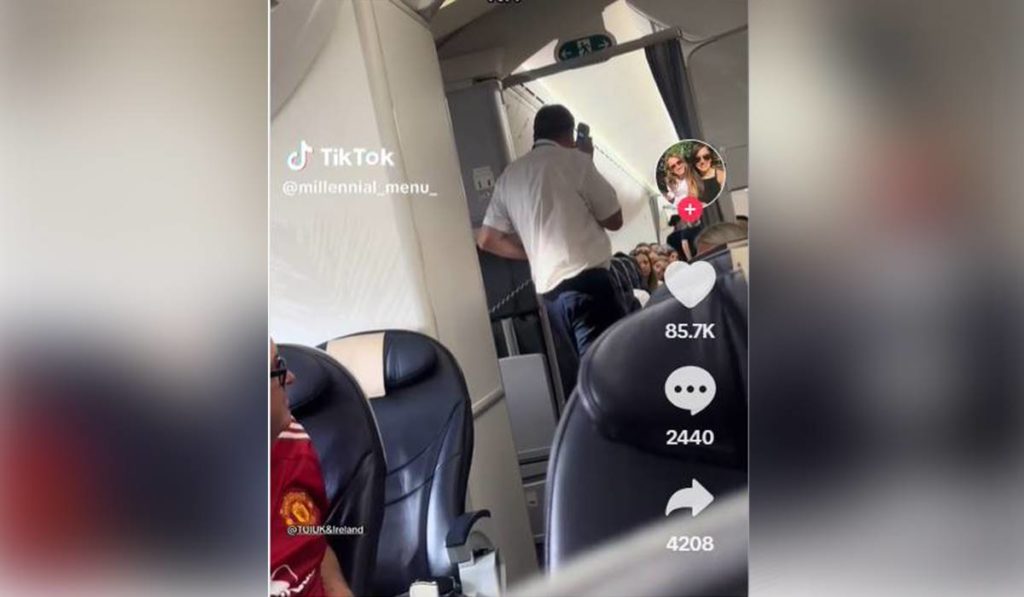 Situación surrealista en un vuelo a Tenerife: el piloto tiene que coger el micrófono ante lo que ocurría