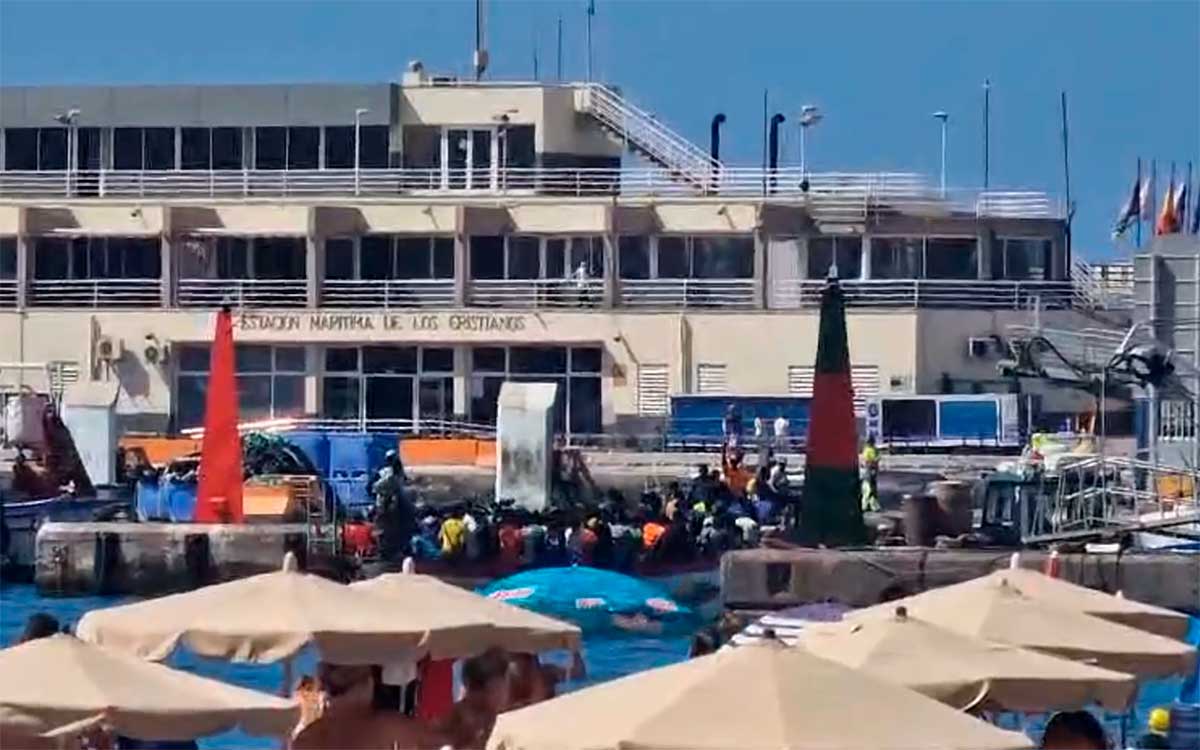 Escoltan hasta Los Cristianos (Tenerife) un cayuco con unas 150 personas