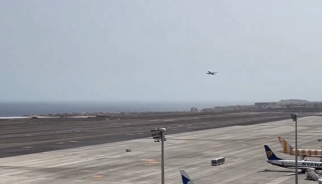 Operación especial en pleno Atlántico: un vuelo ambulancia despega de Tenerife