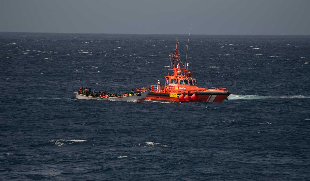 Localizan un nuevo cayuco con 54 migrantes a unas 50 millas al sur de El Hierro