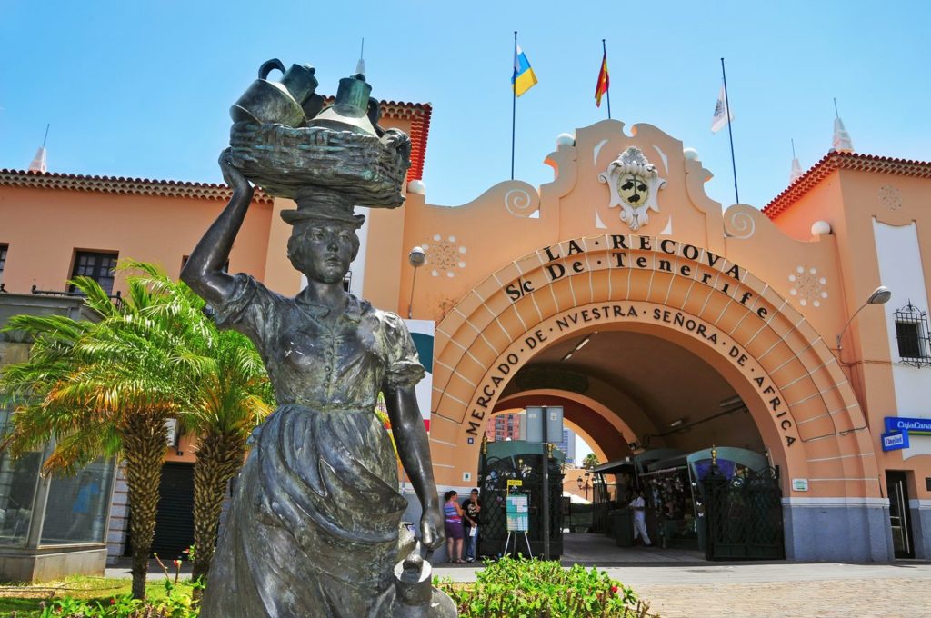 El Mercado de Nuestra Señora de África se 'convierte' en un parque con castillos hinchables y videojuegos