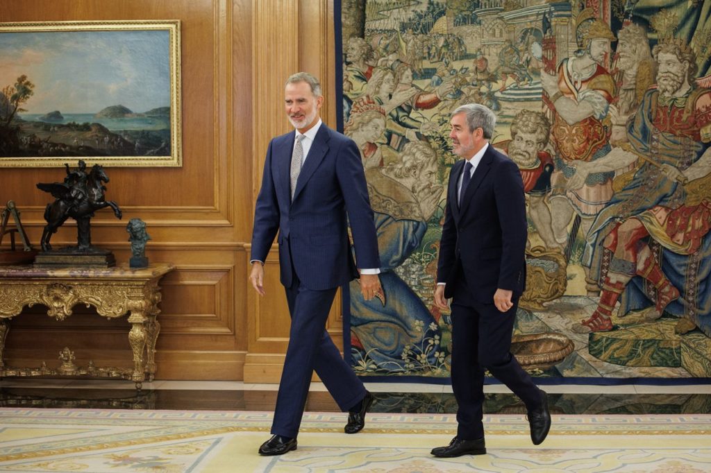 Clavijo expondrá esta tarde a Felipe VI en Tenerife la situación migratoria en Canarias. EP