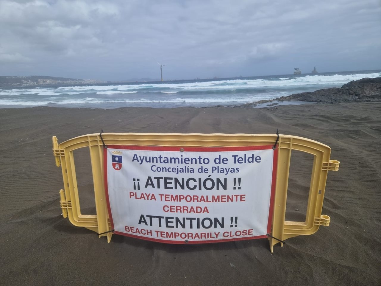 Cerradas las playas de San Borondón y Palos, en Telde (Gran Canaria), por el vertido de fueloil