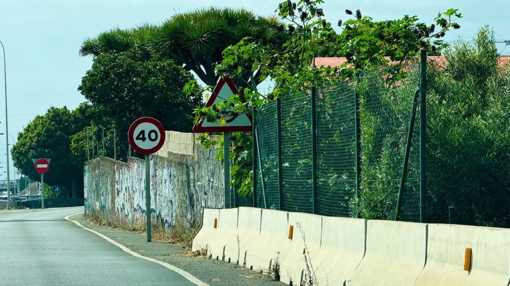 Denuncian el "abandono" de una vía anexa a la TF-5. Tenerife Vial (X)