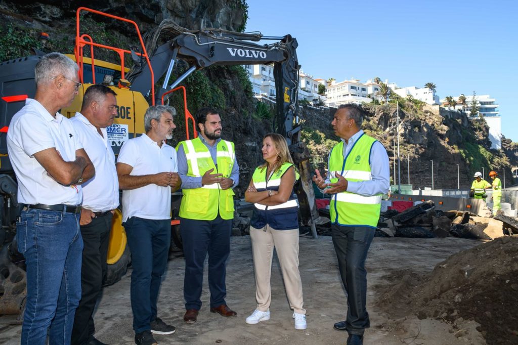 Rosa Dávila, Dámaso Arteaga y Leopoldo Afonso visitaron ayer, entre otros, la zona para comprobar ‘in situ’ el desarrollo de los trabajos. DA