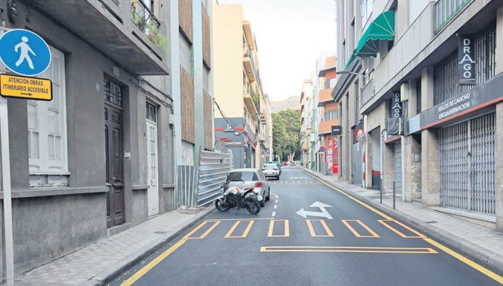 Pasos de peatones sin accesibilidad en las obras de reforma de la calle Santa Rosalía