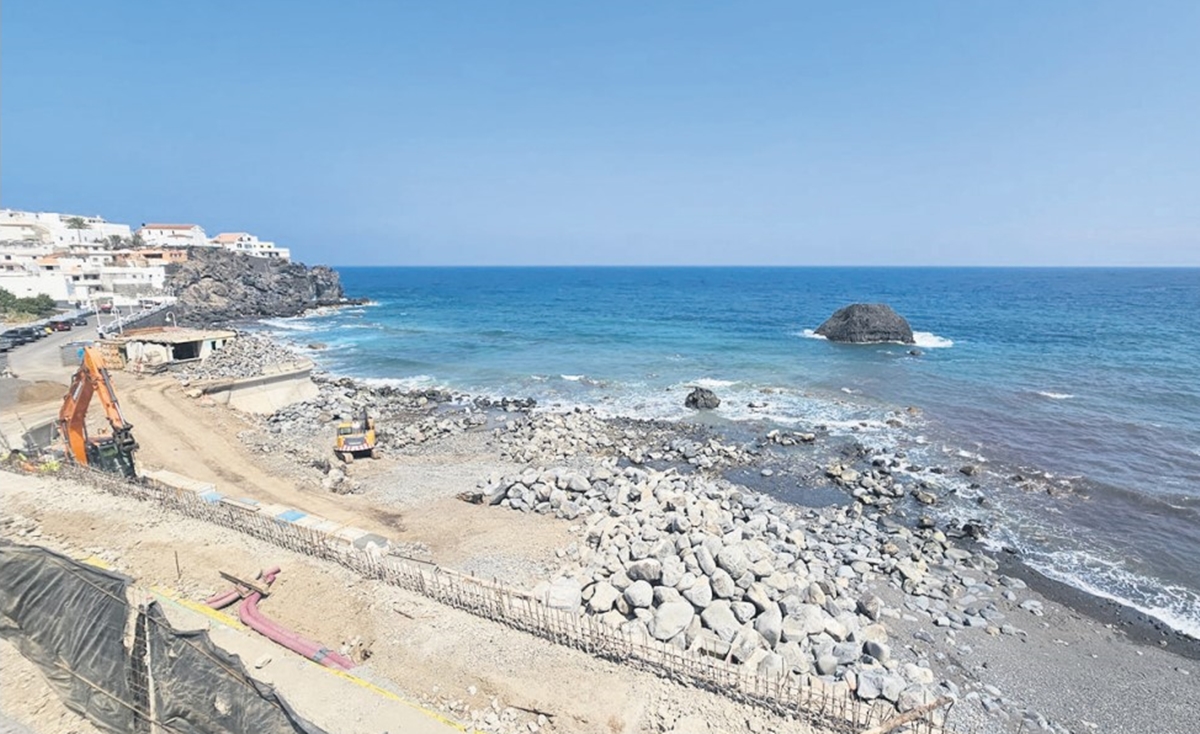 Las Aguas recupera su litoral natural tras derribar la piscina de Las Aguas