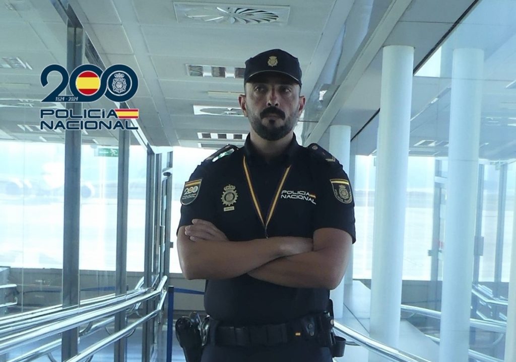 Un policía nacional salva la vida a un pasajero en el Aeropuerto Tenerife Sur