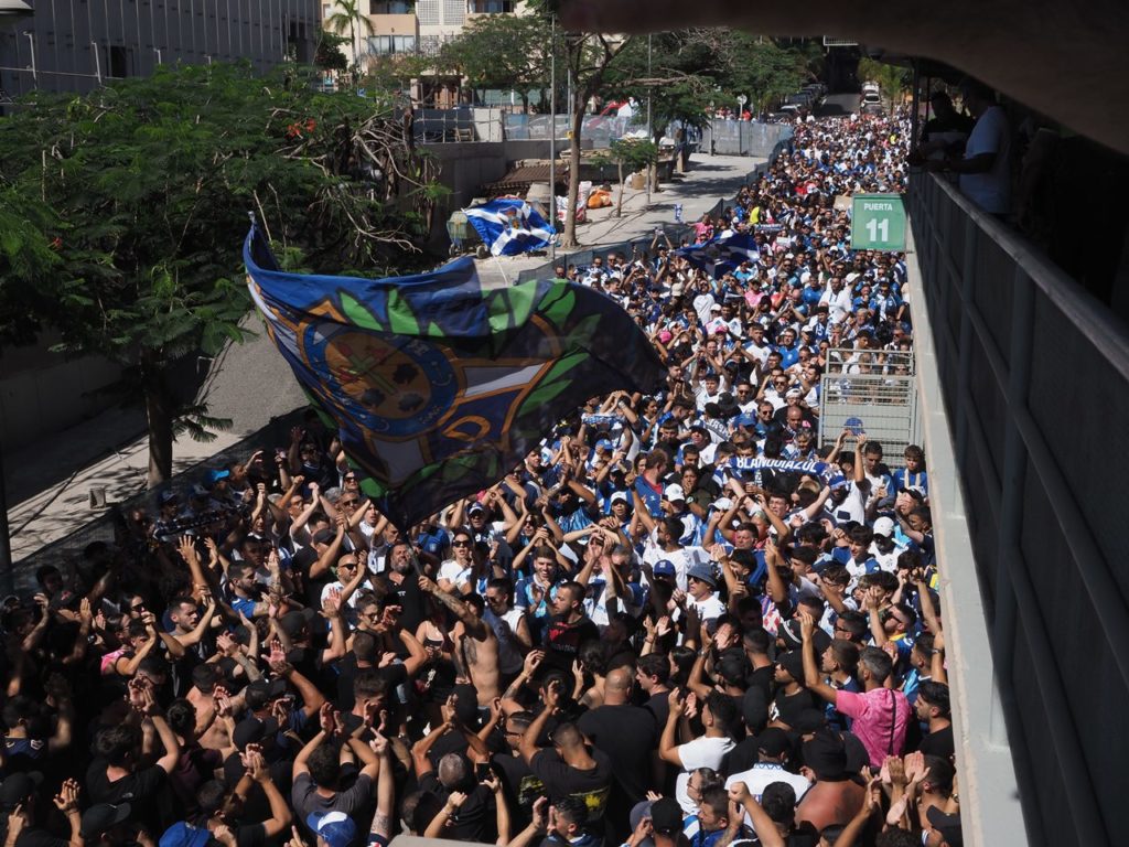 Varios miles de aficionados se concentraron ayer por fuera del estadio Heliodoro, antes del partido frente al Sporting, exigiendo la marcha de José Miguel Garrido. Sergio Méndez