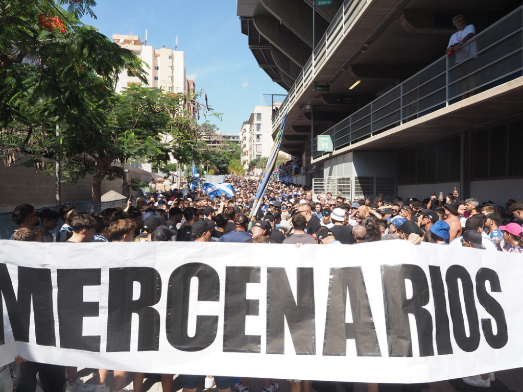 Varios miles de aficionados se concentraron ayer por fuera del estadio Heliodoro, antes del partido frente al Sporting, exigiendo la marcha de José Miguel Garrido. Sergio Méndez