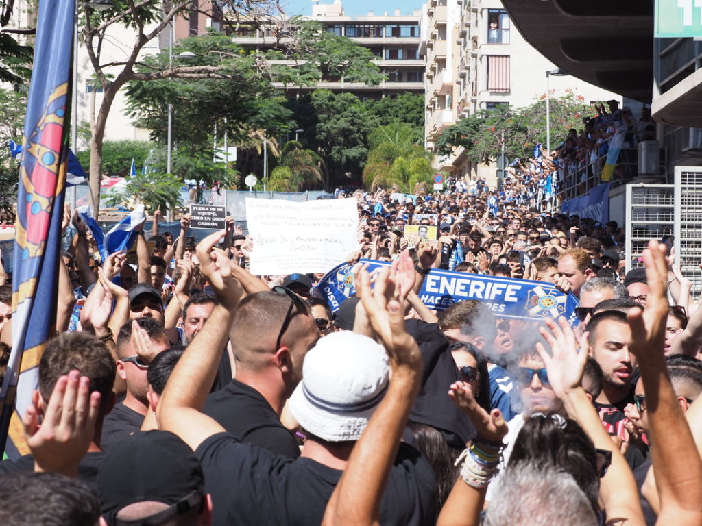 Varios miles de aficionados se concentraron ayer por fuera del estadio Heliodoro, antes del partido frente al Sporting, exigiendo la marcha de José Miguel Garrido. Sergio Méndez