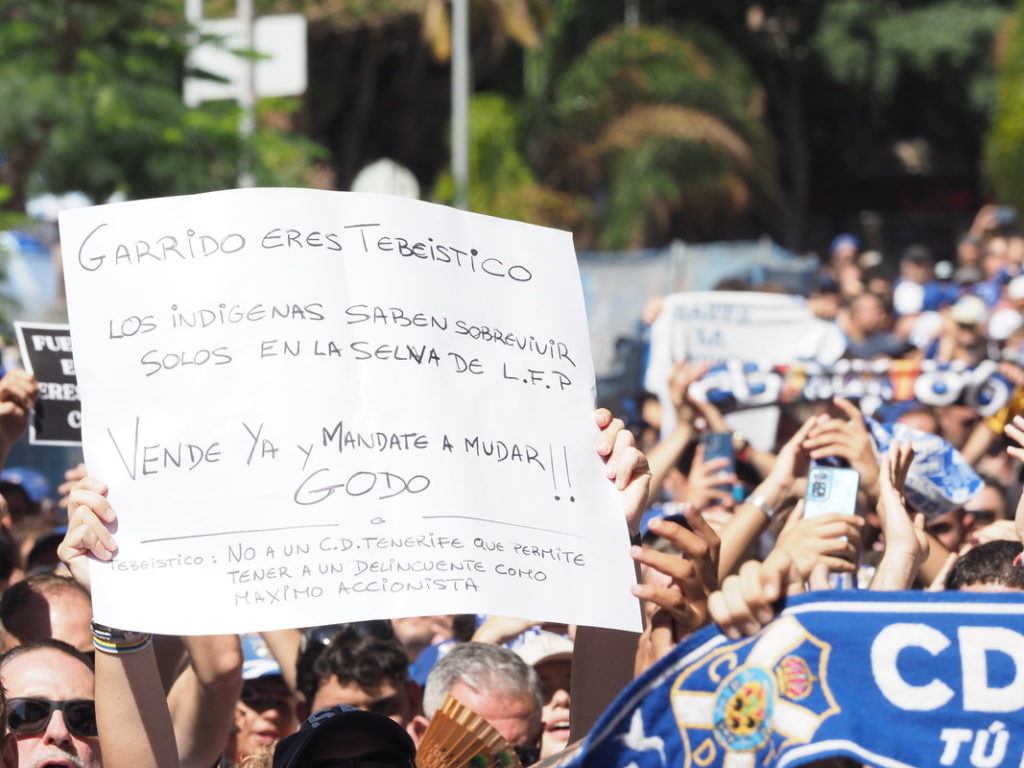 Varios miles de aficionados se concentraron ayer por fuera del estadio Heliodoro, antes del partido frente al Sporting, exigiendo la marcha de José Miguel Garrido. Sergio Méndez