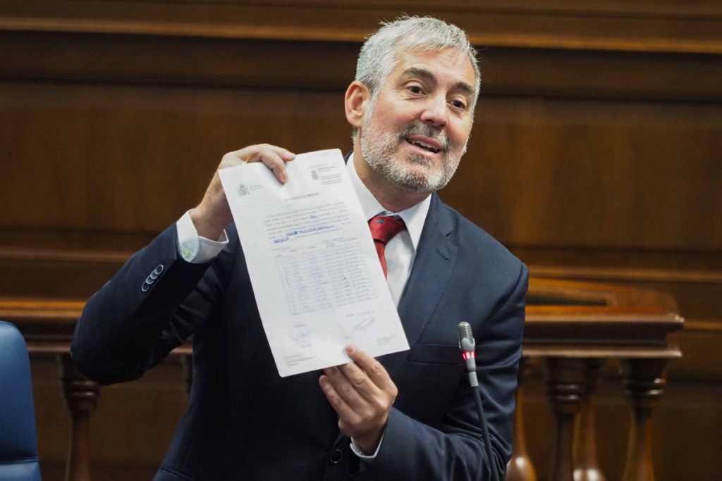 El presidente del Gobierno de Canarias, Fernando Clavijo, en el Parlamento regional. Sergio Méndez